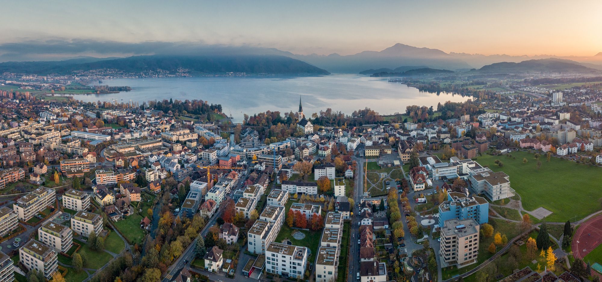 Luftaufnahme: Zugersee mit Rigi und der Stadt Zug