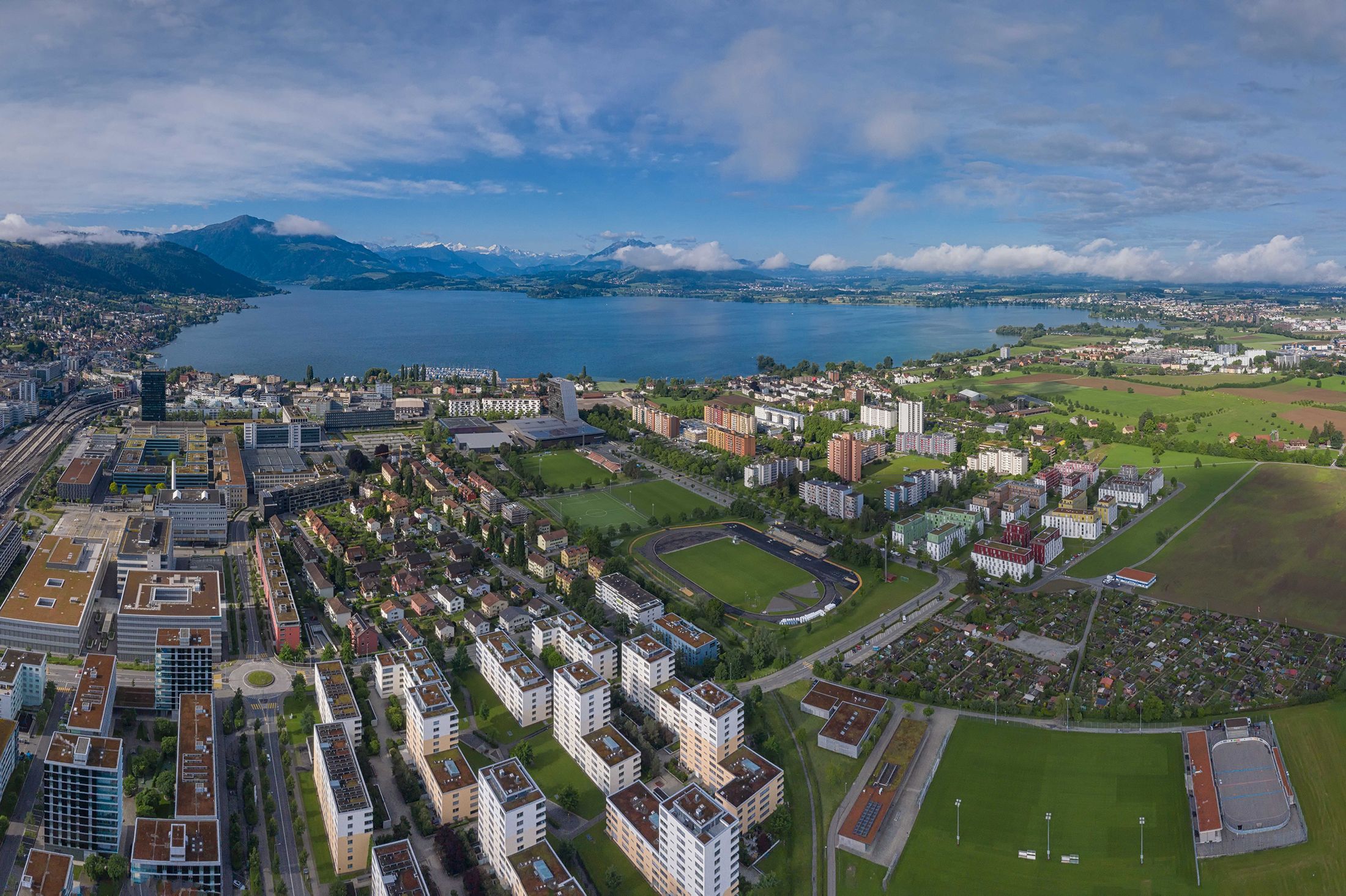Luftaufnahme: Stadt Zug West mit Zugersee und Alpenpanorama